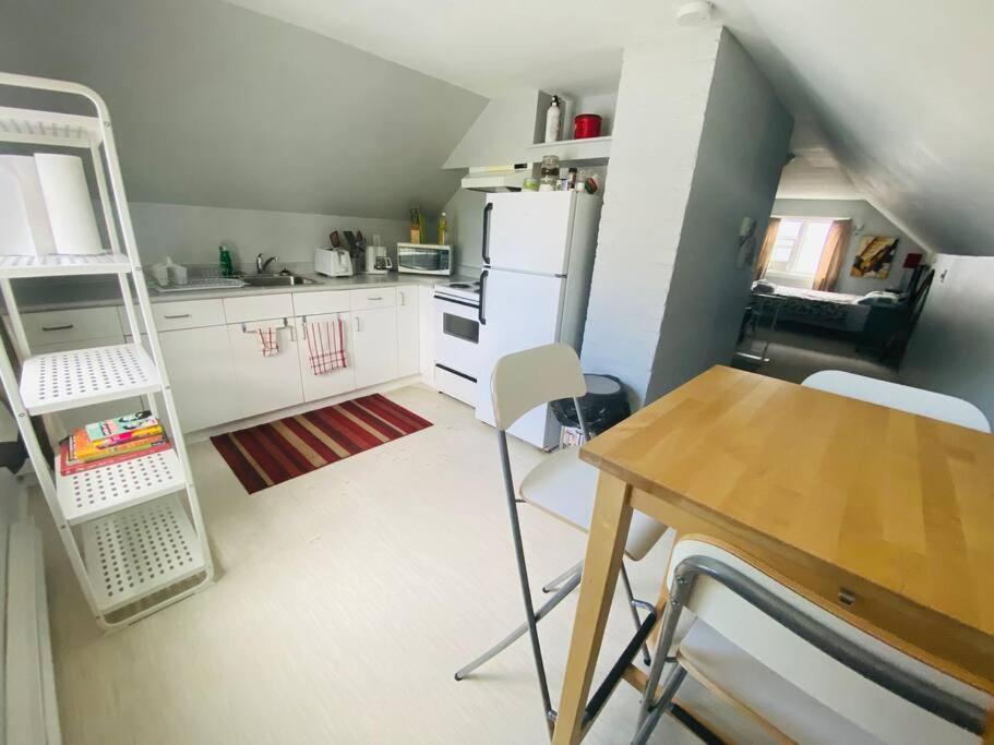 Artistic Apartment Near Downtown Вікторія Екстер'єр фото