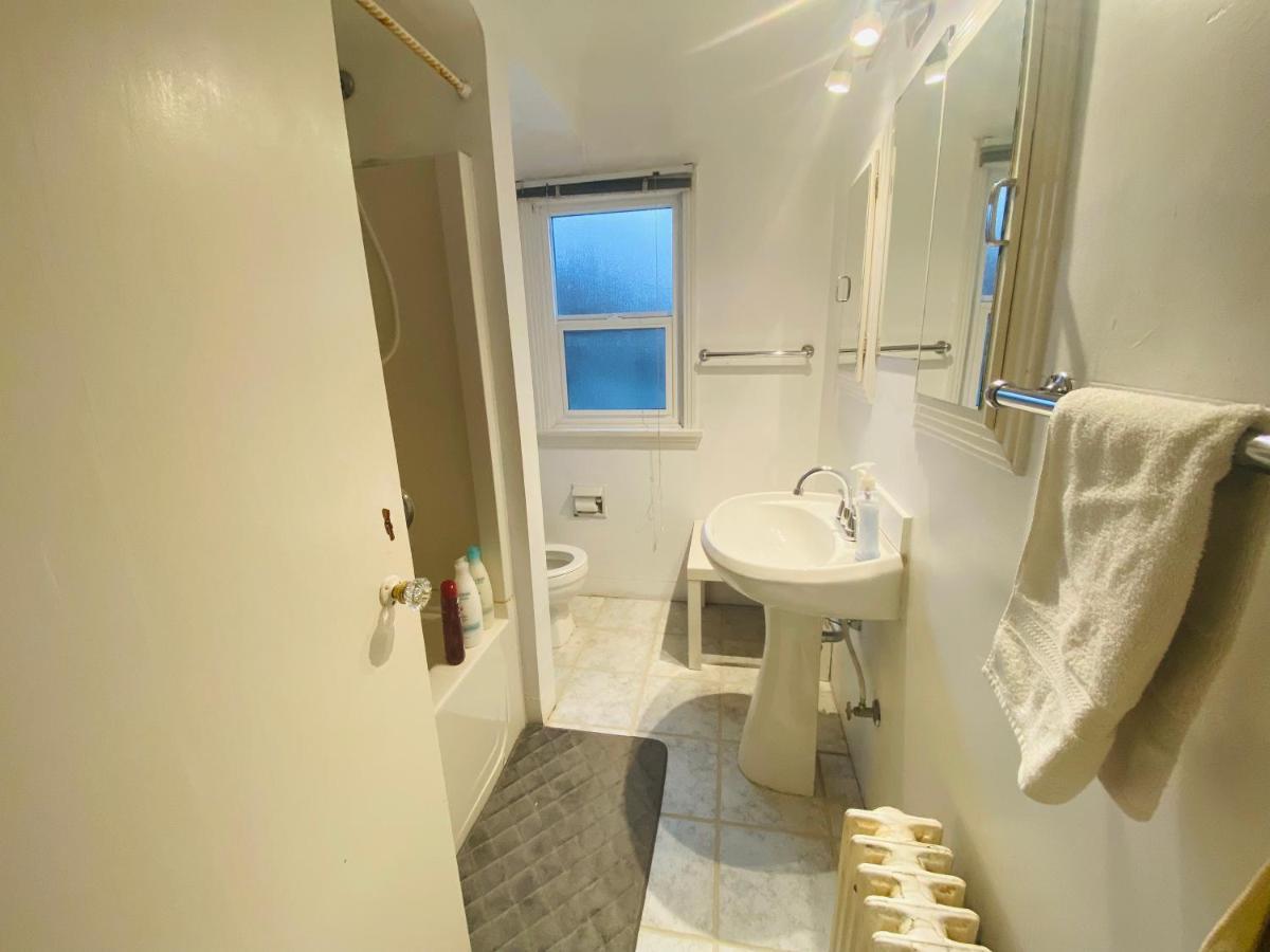 Artistic Apartment Near Downtown Вікторія Екстер'єр фото
