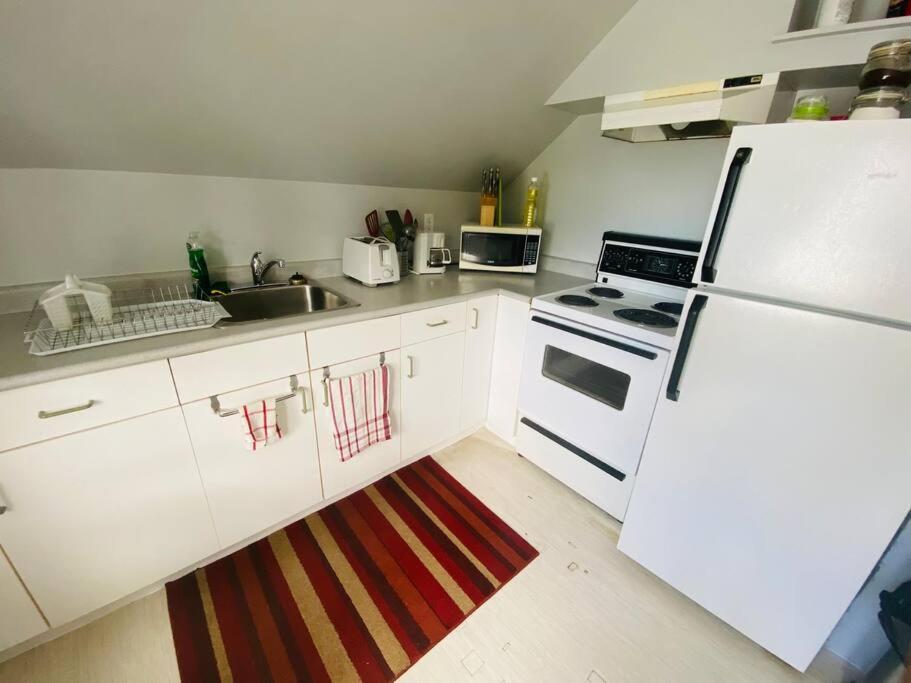Artistic Apartment Near Downtown Вікторія Екстер'єр фото