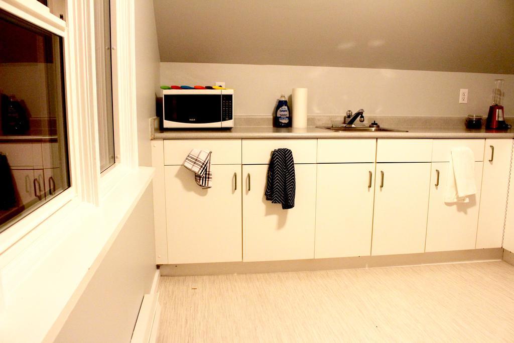 Artistic Apartment Near Downtown Вікторія Екстер'єр фото